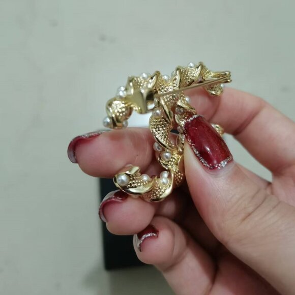 Chanel fashion brooch - Picture 3 of 9